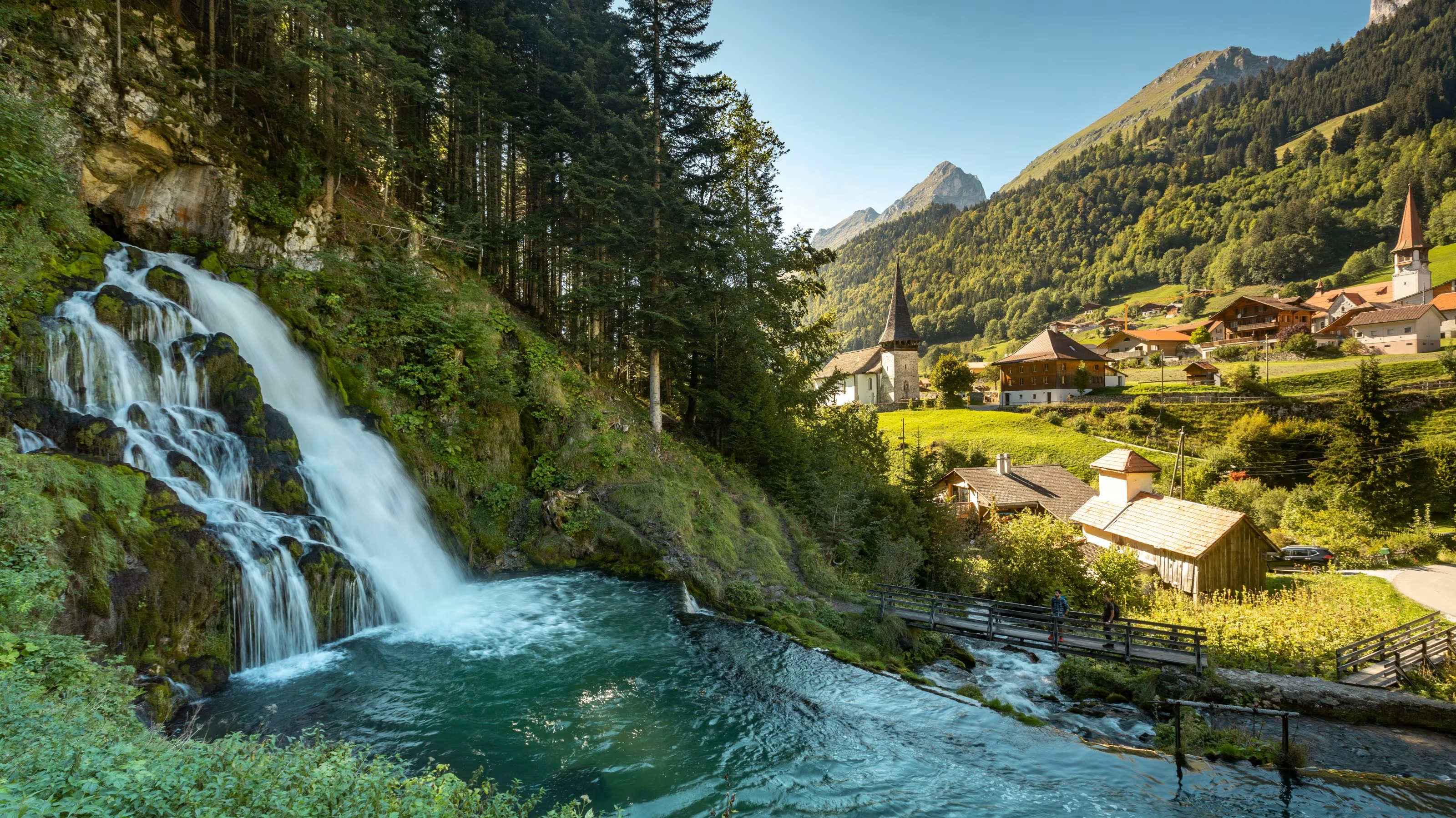 Cascade et village en montagne